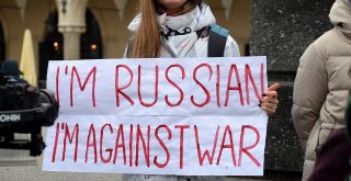 Ruská diaspora protestuje proti válce na Ukrajině, Silar