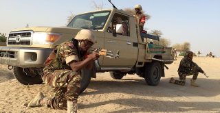 Ve vesnici Zenam Kelouri provádějí nigerijští vojáci ukázku síly v boji proti Boko Haram, Nicolas Pinault