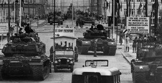 Tanky M48 Spojených států čelí tankům T 55 Sovětského svazu na Checkpoint Charlie, říjen 1961, U.S. Army